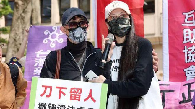 片被写上诅咒供在五营将军庙的神龛上！凯发k8登录这太过分了！亚亚女儿的照(图5)