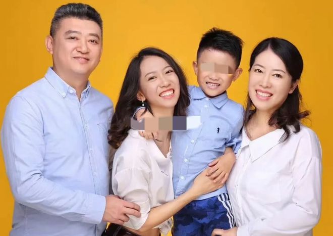 “4人全家福”网友：看着关系融洽凯发K8蒋雨融刚说父亲渣就被扒出(图4)